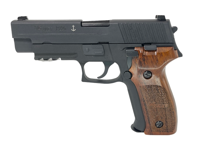 FCW x WE P226 MK25 GBBP、SIGウッドグリップ(カスタムマーキング付き)