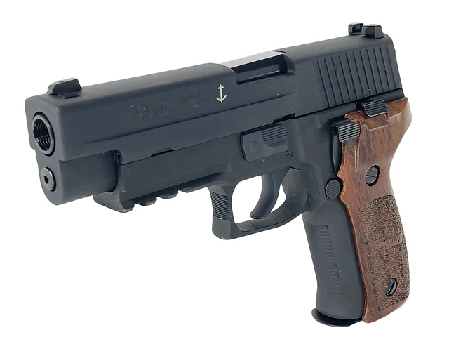 FCW x WE P226 MK25 GBBP、SIGウッドグリップ(カスタムマーキング付き)