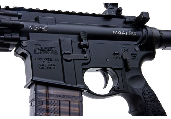 EMG ダニエル ディフェンス DD M4A1 RIII エアソフト GBB ライフル (CYMA CGS システム) - ブラック