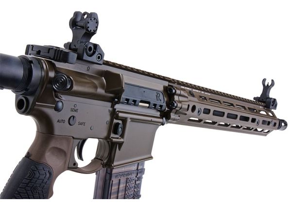 EMG ダニエル ディフェンス DD M4A1 RIII エアソフト GBB ライフル (CYMA CGS システム) - ブラウン